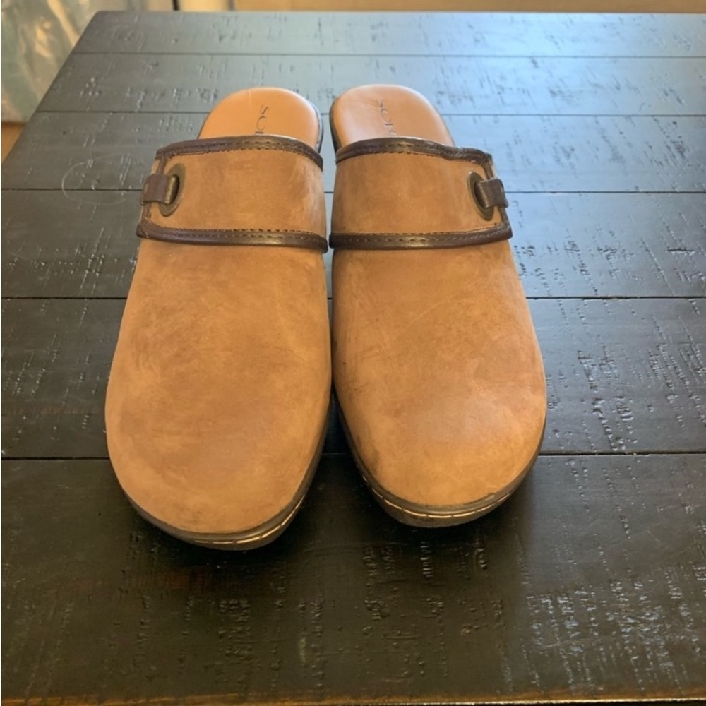 Excellent Preowned Condition Solos Clogs Size 7.5. Very Cute.